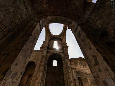 Raggiungiamo la parte centrale e, alzando lo sguardo, ammiriamo le due imponenti arcate trionfali delimitate da massicce colonne che si innalzano verso l�alto sorreggendo i resti della struttura superiore